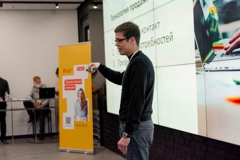 Кредитный калькулятор поможет вам самостоятельно рассчитать затраты по кредиту и поможет рассчитать досрочное погашение.